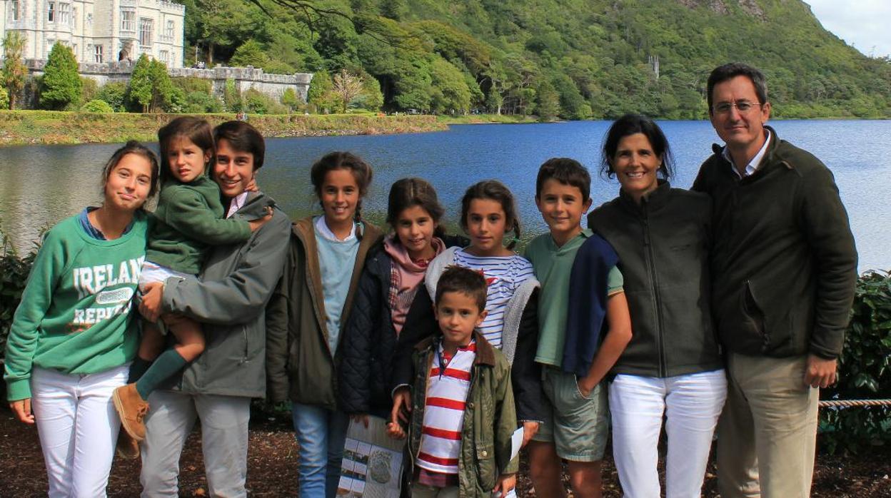 Álvaro de Miguel y María Gil-Delgado junto a sus ocho hijos