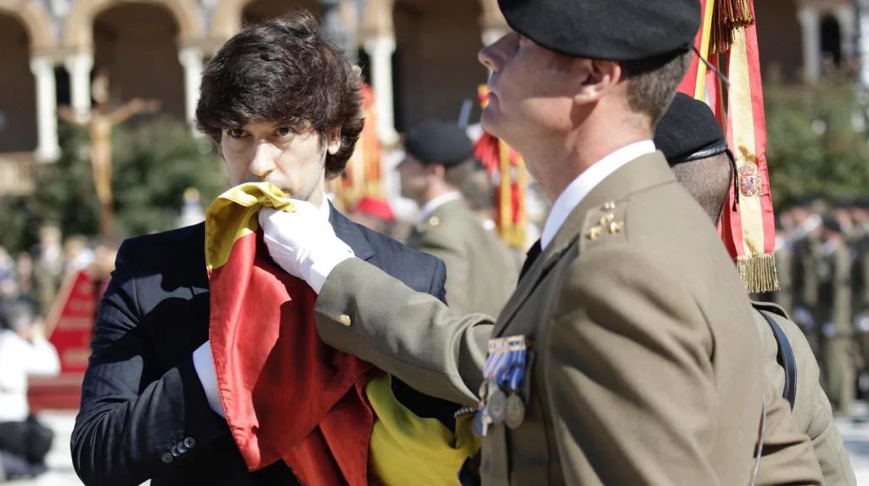 El cantante Manuel Lombo jura la bandera, este mediodía en la Plaza de España de Sevilla