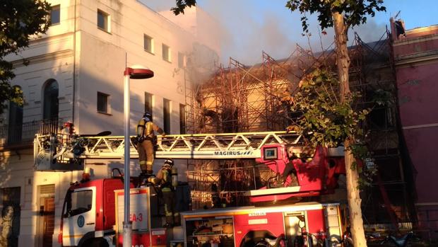 Un llamativo incendio en la calle Torneo pone en alerta a esta zona del casco antiguo de Sevilla