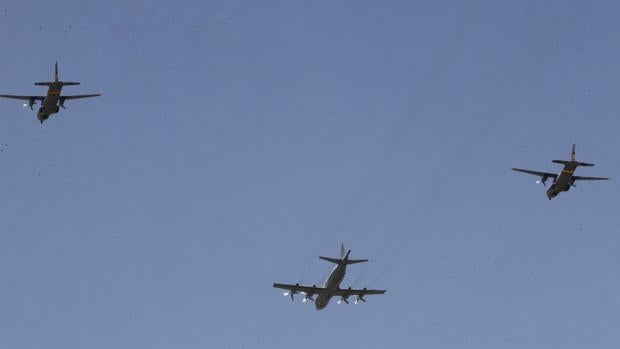 Varios aviones militares ensayan el desfile aéreo sobre el cielo de Sevilla