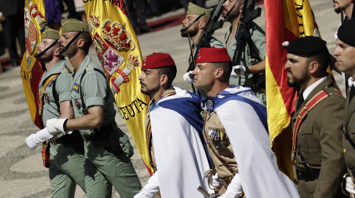 Enseñas que desfilaron el pasado domingo durante la jura de civiles celebrada en la Plaza de España