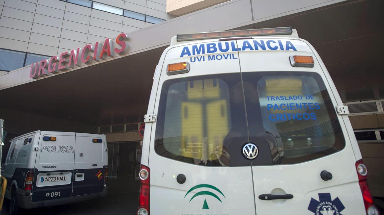 Furgoneta policial en la puerta de Urgencias de un centro hospitalario