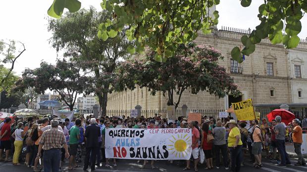 Las Ampas de Sevilla llevan el calor en las aulas a la Inspección de Trabajo