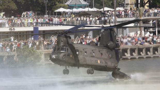 Miles de personas se acercan al río Guadalquivir para presenciar la exhibición militar