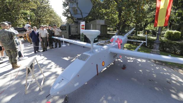 Primeras colas en la exposición estática de vehículos y otros medios militares en la Plaza de España