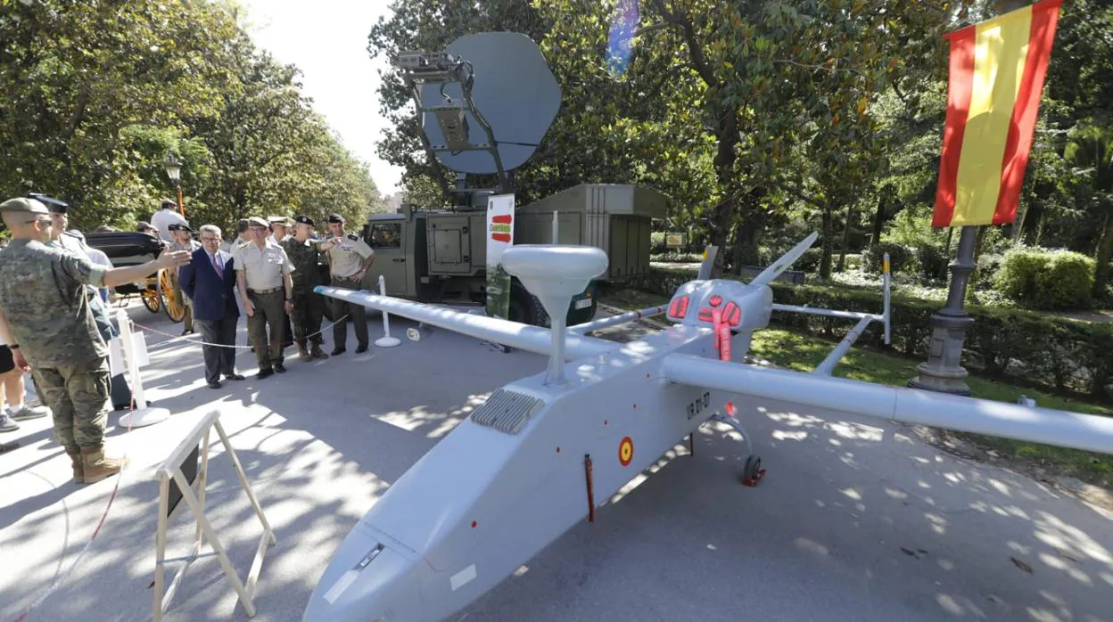 Primeras colas en la exposición estática de vehículos y otros medios militares en la Plaza de España