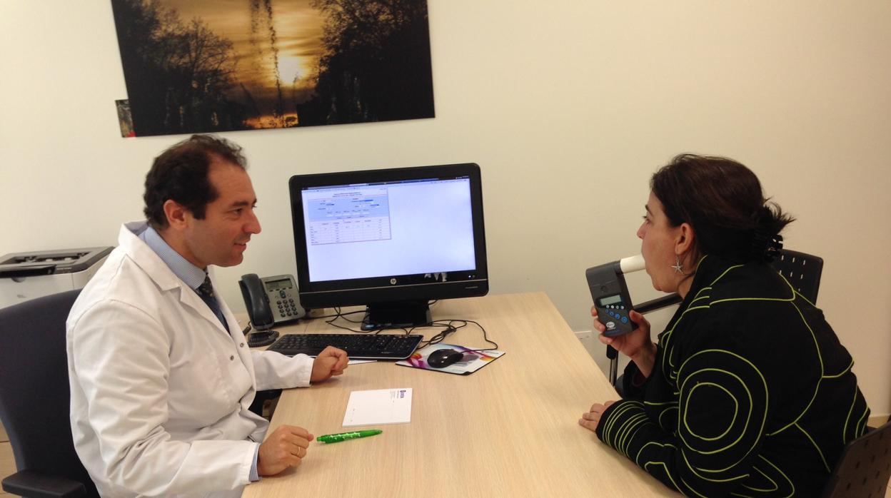 El doctor Jesús Peñas del Bustillo, del Quirónsalud Sagrado Corazón, realizando una espirometría