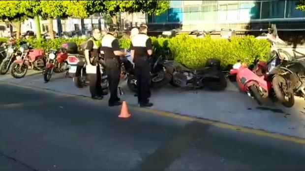 Un coche se lleva por delante quince motos en Nervión y se da a la fuga