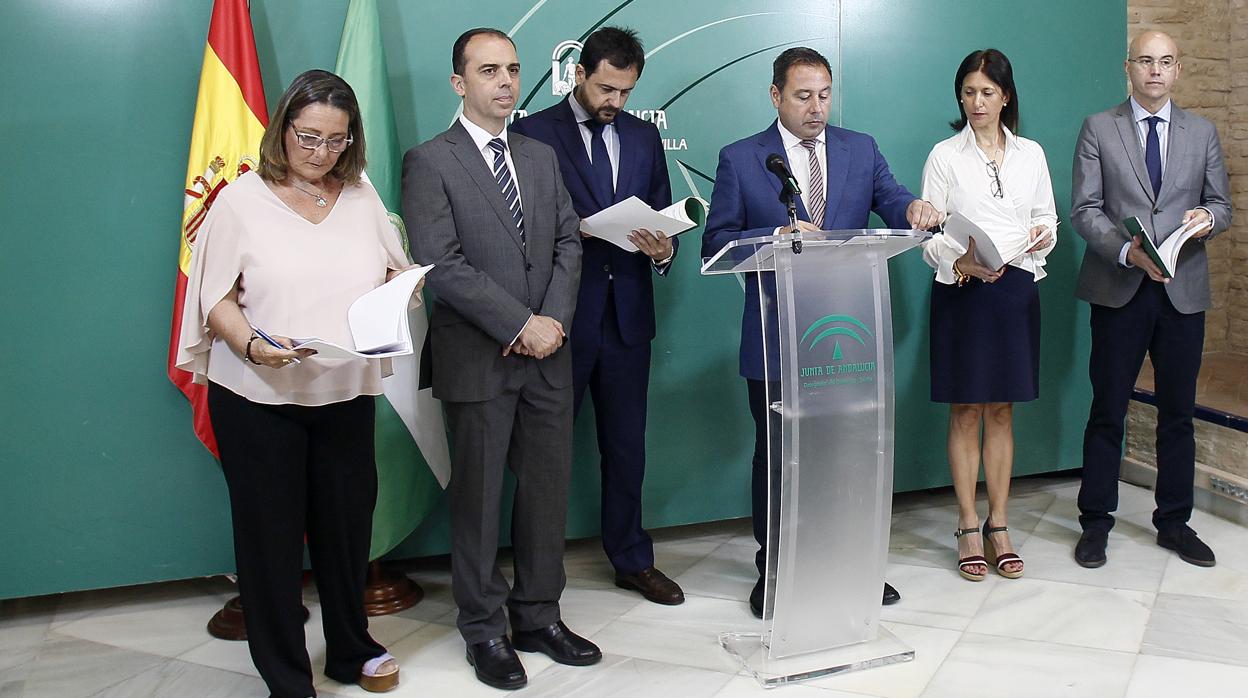 El delegado de la Junta en Sevilla, Ricardo Sánchez, junto con delegados de distintas consejerías