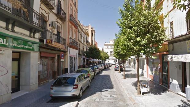 Grave tras ser apuñalado con un machete en la calle Feria de Sevilla