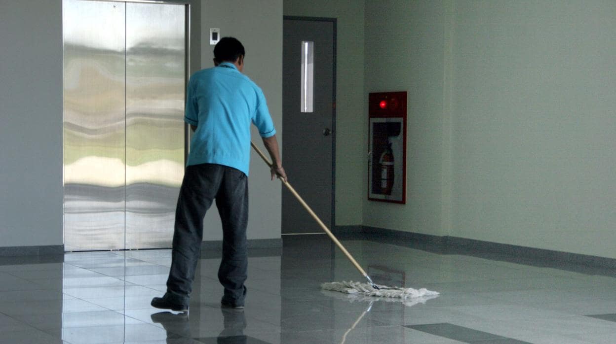 El sector de la limpieza y los administradores de fincas se alían contra la competencia desleal