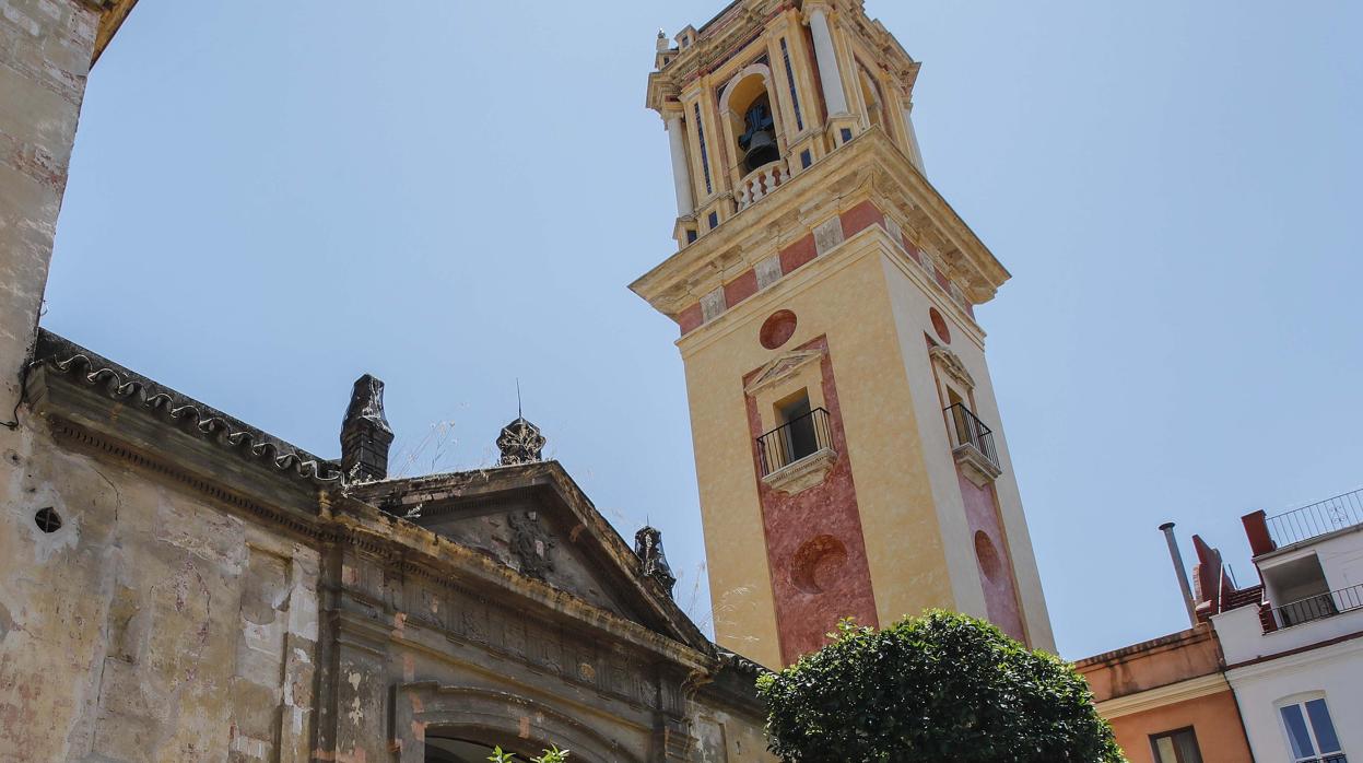 La torre de San Bartolomé, ya restaurada, junto ala fachada, que se encuentra en un pésimo estado