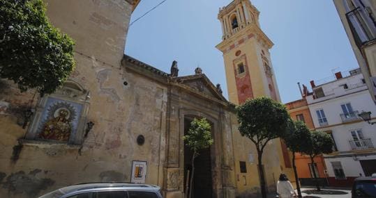 La fachada de San Bartolomé junto la torre restaurada