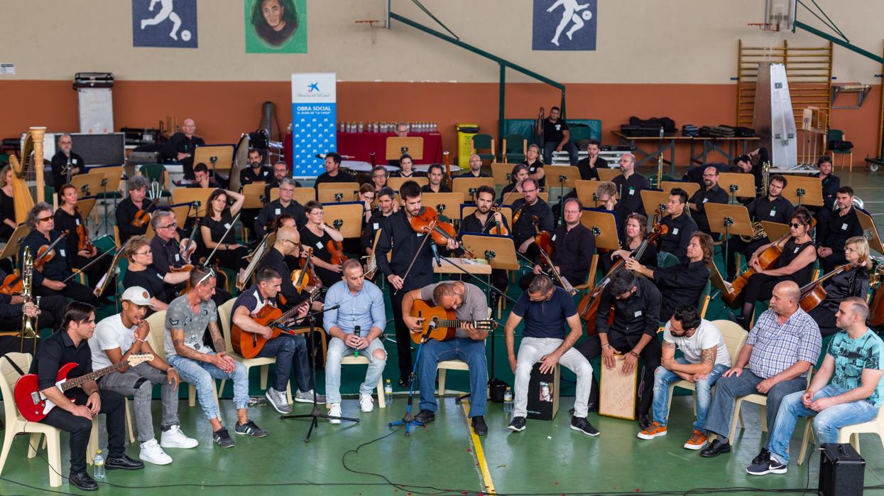 Internos participantes en el taller tocaron este viernes con músicos de la Sinfónica de Sevilla