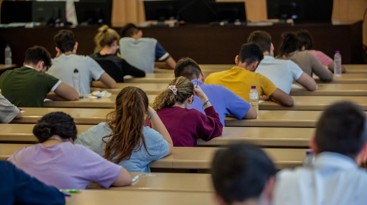 Estudiantes en pleno examen de Selectividad