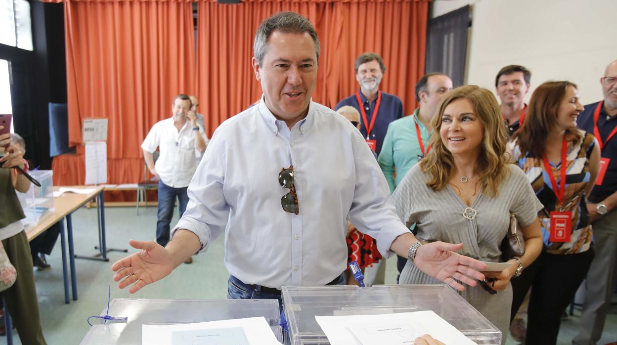 Juan Espadas, durante la votación en las pasadas municipales