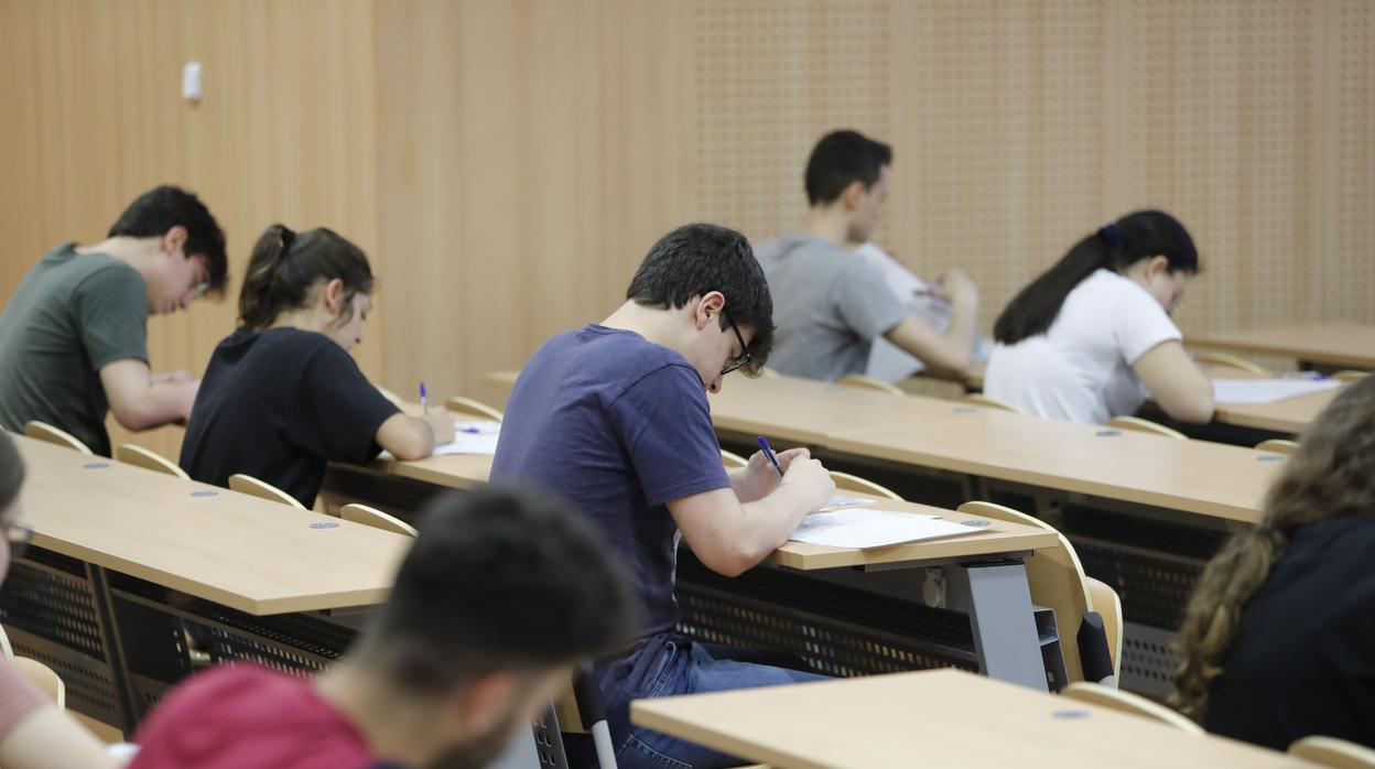 Alumnos realizan un examen de Selectividad en Andalucía