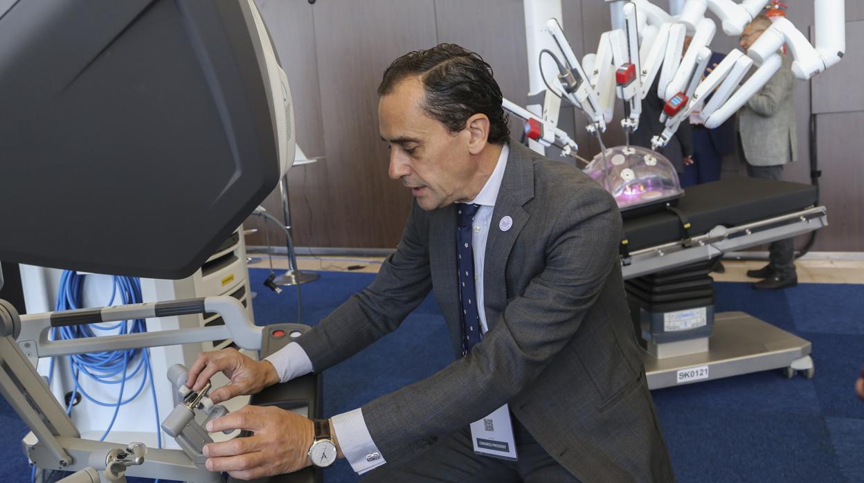 El prestigioso doctor Salvador Morales Conde en la consola del robot Da Vinci