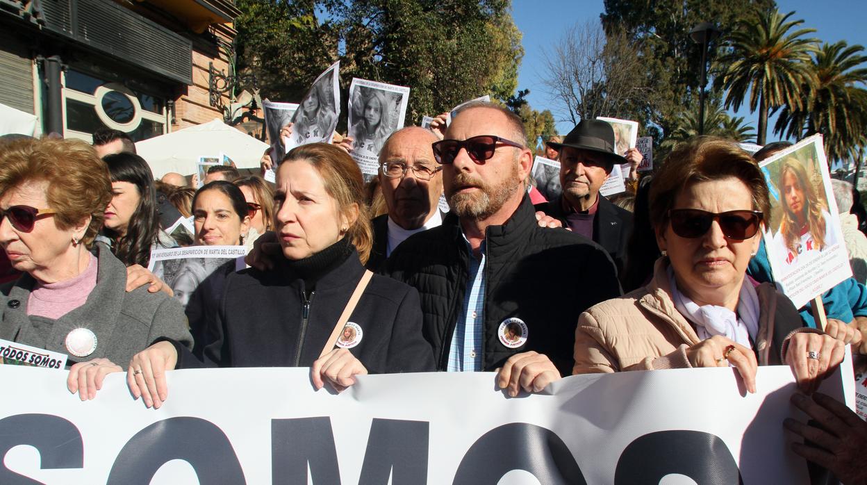 Los padres de Marta en una manifestación en recuerdo de su hija