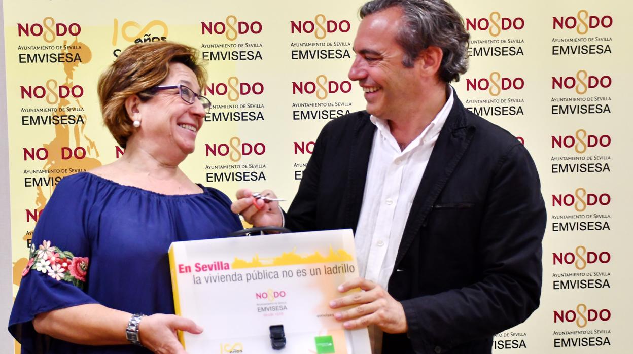 Francisca recibe su certificado de Felipe Bermúdez, gerente de Emvisesa