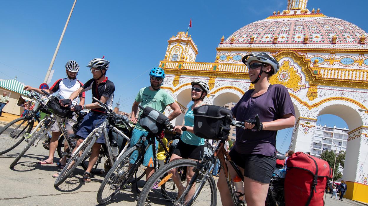 Varios turistas ante la portada de la pasada Feria de Abril