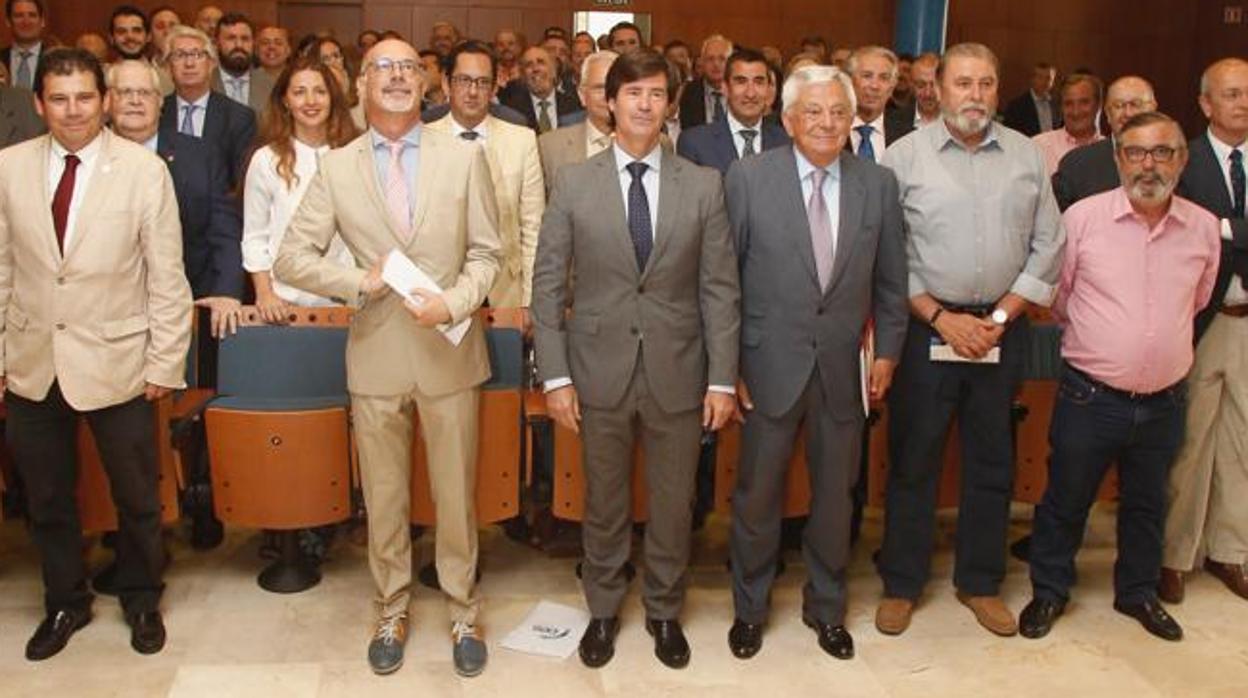 Miembros de la recién constituida plataforma civil de Sevilla