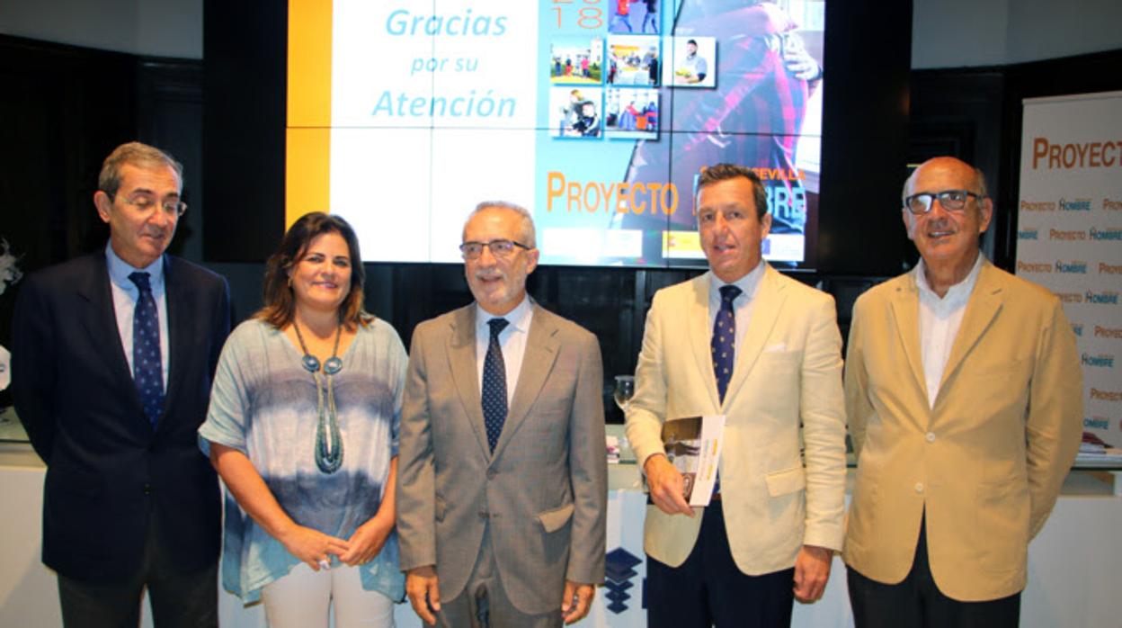 De izquierda a derecha, Antonio Fragero, presidente del Patronato de Proyecto Hombre Sevilla; Maria Ángeles Fernández, directora general de Proyecto Hombre Sevilla; Juan Manuel Flores, delegado de Bienestar Social del Ayuntamiento de Sevilla; Luis García de Tejada, director de la Fundación Valentín de Madariaga; y Francisco Herrera, presidente de Proyecto Hombre Sevilla.