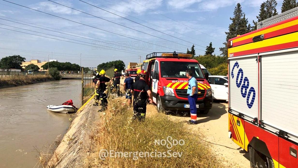 Bomberos actuando en el canal