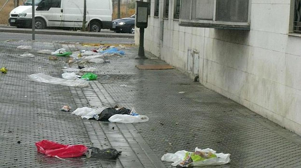 Suciedad en las calles de Sevilla