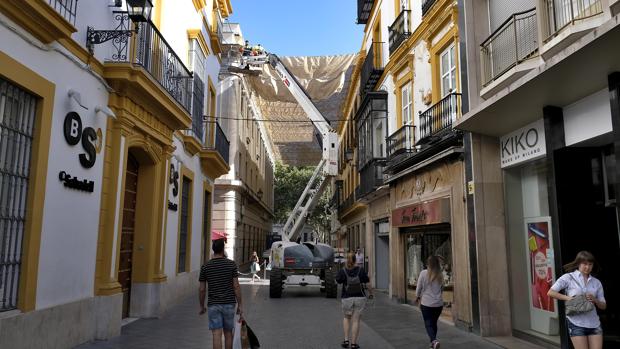 El centro de Sevilla pasa la primera ola de calor sin los toldos puestos