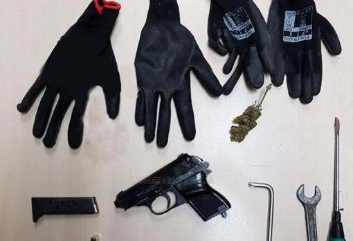Armas y guantes encontrados en el interior del vehículo sustraído