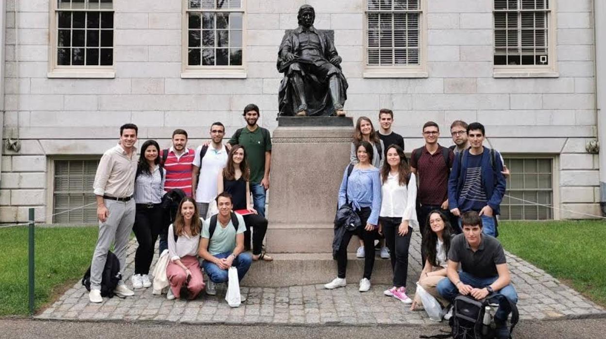 El graduado con el resto de miembros del equipo en Harvard