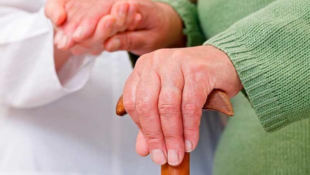 Elude la cárcel tras apropiarse de 74.000 euros de la anciana a la que cuidaba