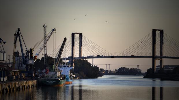 Las obras del puente del Centenario impiden la visita del Juan Sebastián Elcano