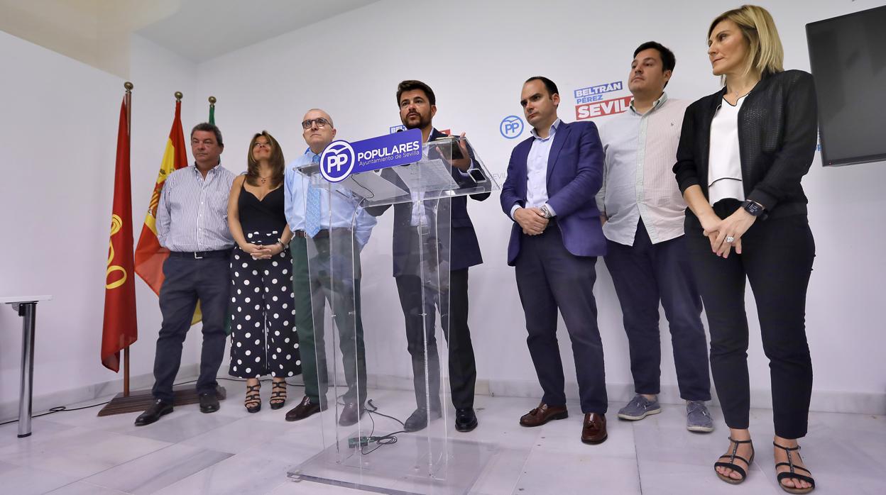 El portavoz del PP, Beltrán Pérez, junto a seis de los concejales de su grupo municipal