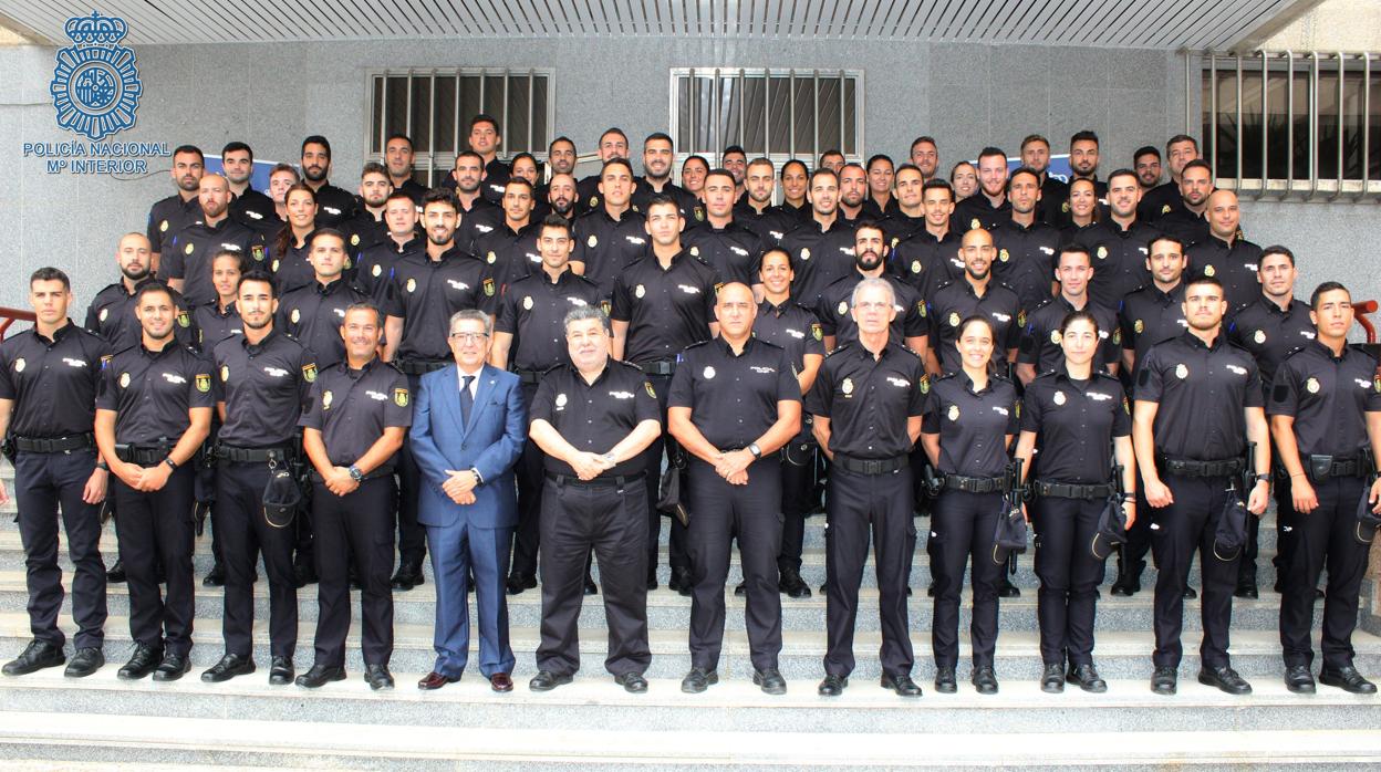 Foto de familia de Carlos Toscano y el comisario principal, Manuel Espina Gutiérrez, junto a la nueva plantilla en prácticas