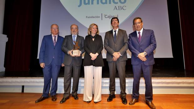 Juan Marín destaca la labor de Muñoz Machado en la mejora de la democracia