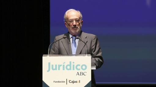 Santiago Muñoz Machado en su discurso en el acto