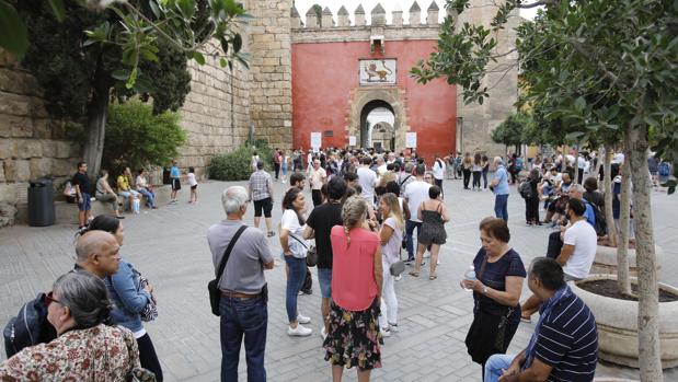 La gestión del Alcázar de Sevilla, la china en el zapato de Juan Espadas