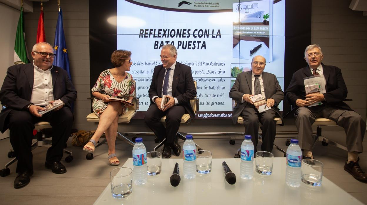 Los doctores Manuel Álvarez Romero y José Ignacio del Pino han recogido sus propias experiencias profesionales en un libro