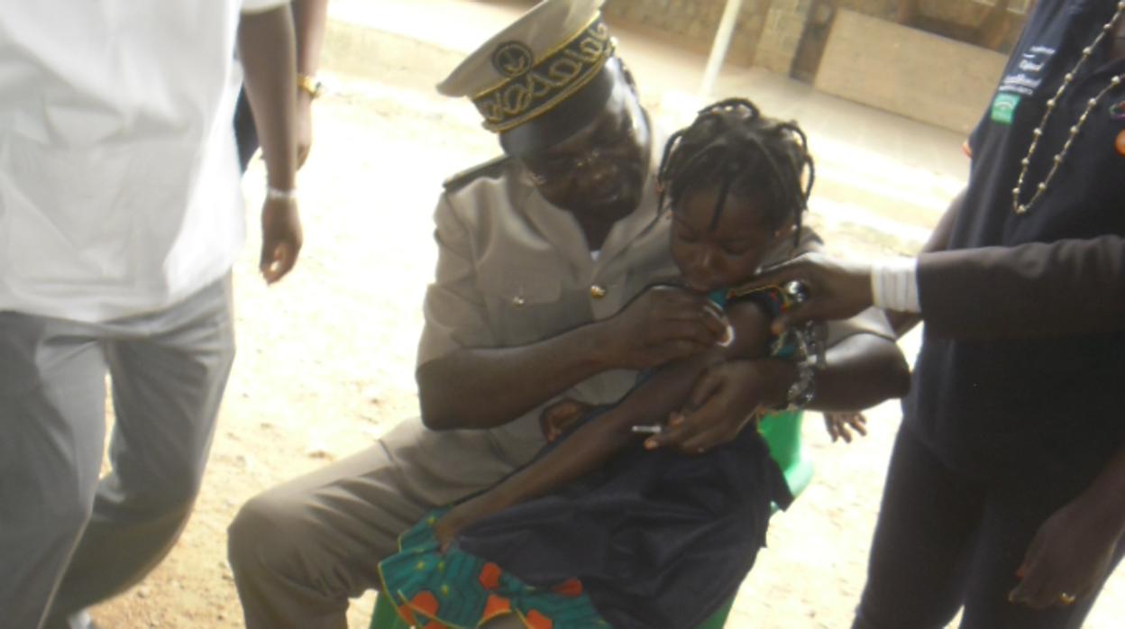 Un niño recibiendo una vacuna