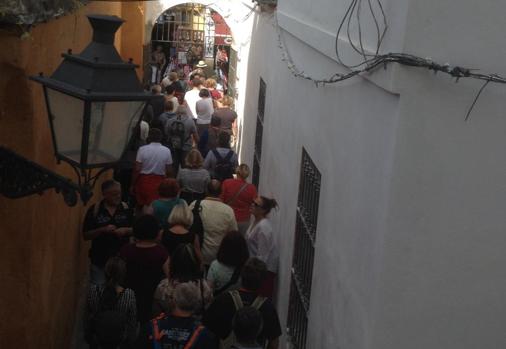 Grupo de turistas en la calle Judería