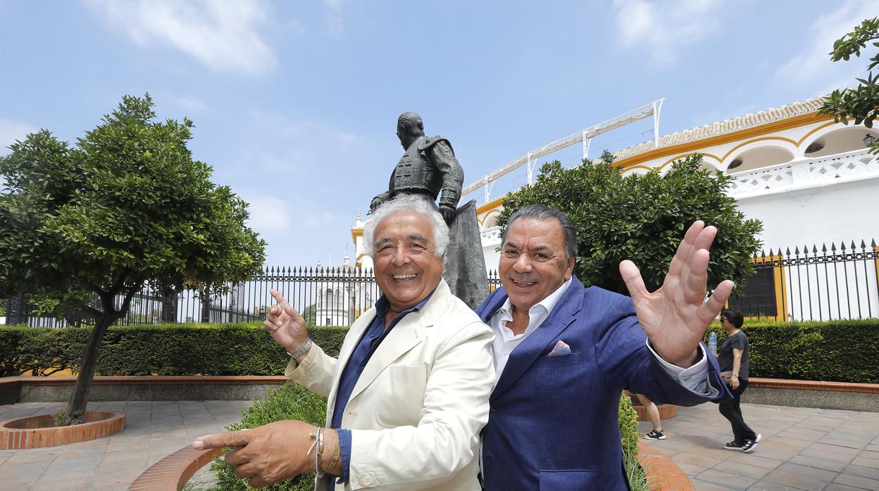 Antonio Romero y Rafael Ruiz, componentes de Los del Río, junto a la estatua de Curro Romero