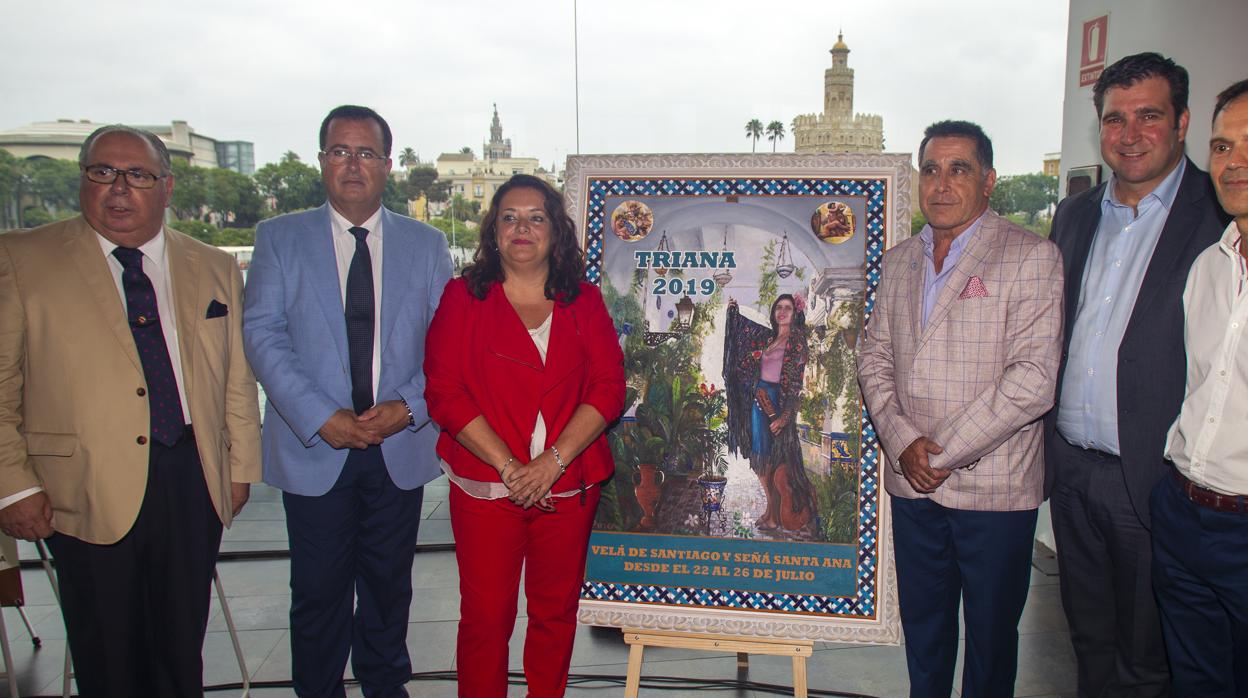 Carlos Valera, a la izquierda, junto con el delegado de Fiestas Mayores, Juan Carlos Cabrera, la delegada del distrito y el autor del cartel