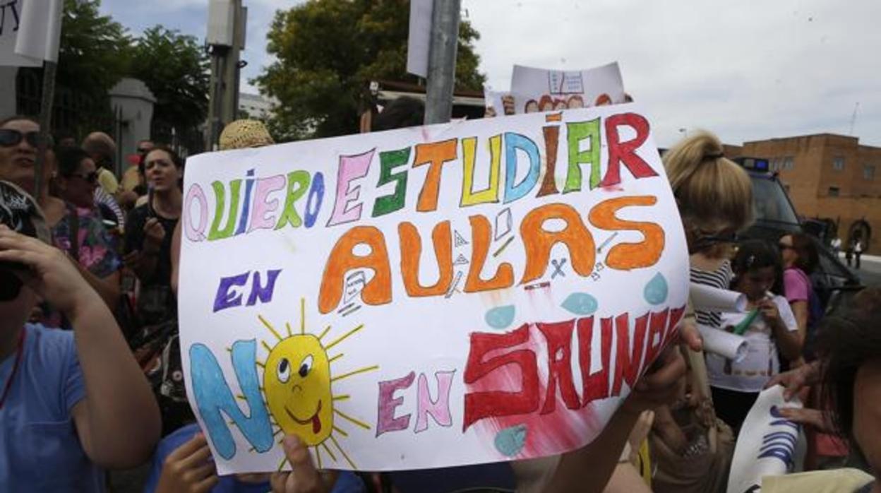 Concentración por el calor en las aulas junto al Parlamento de Andalucía