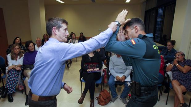 El teniente León, el ángel de la guarda de los médicos y enfermeros sevillanos