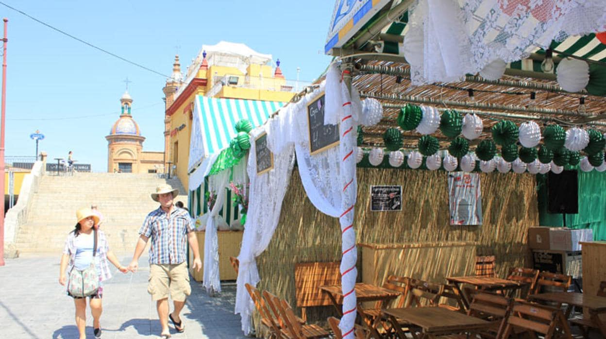 Dos turistas pasean por el inicio de la calle Betis, junto a la plaza del Altozano