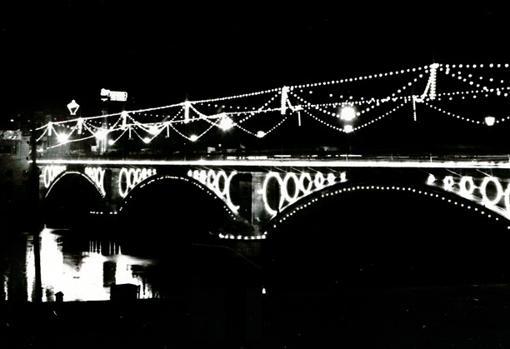 El puente de Triana iluminado en la Velá de 1968