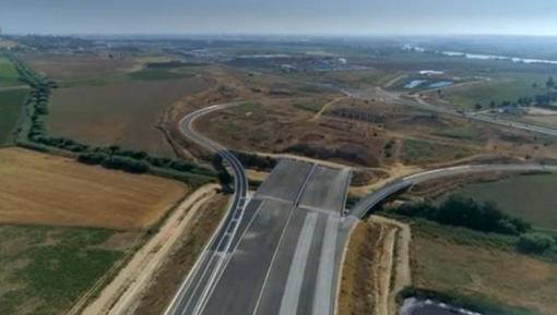 La SE-40, en una imagen aérea, sin terminar entre Coria y Dos Hermanas