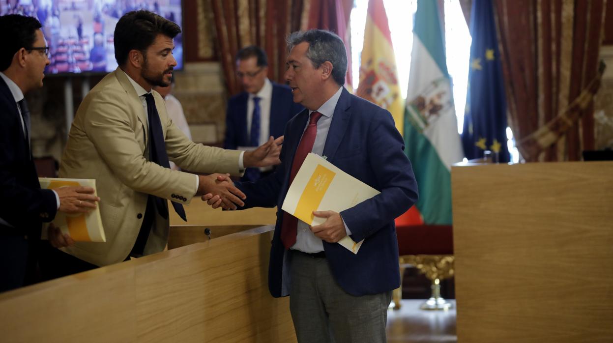 El alcalde Juan Espadas saluda al portavoz del PP, Beltrán Pérez